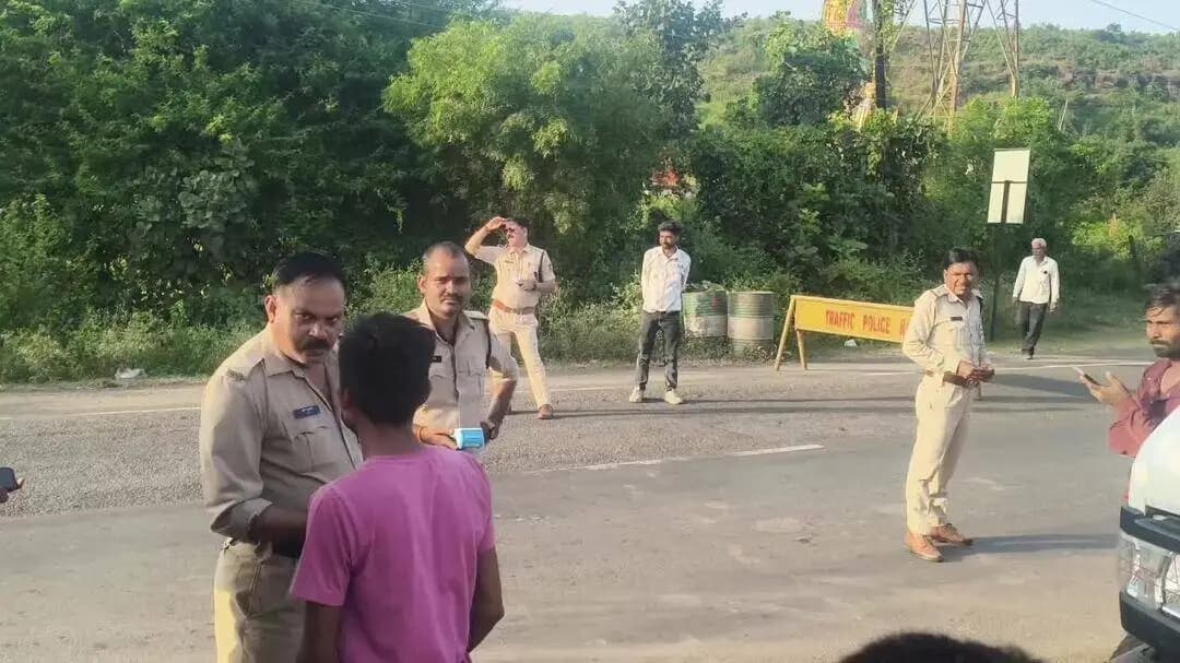रायसेन: दीवानगंज में हेलमेट-सीट बेल्ट न लगाने पर पुलिस ने काटे 11 चालान