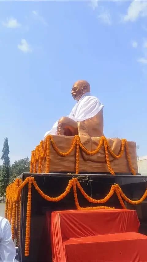 राष्ट्रपिता महात्मा गांधी की जयंती के अवसर पर आज कलेक्ट्रेट परिसर में श्रद्धा एवं गरिमामय वातावरण में भजन और राष्ट्रभक्ति गीतों का गायन किया गया। कलेक्टर श्री विजय दयाराम के. ने राष्ट्रपिता महात्मा गांधी एवं पूर्व प्रधानमंत्री लाल बहादुर शास्त्री के छायाचित्र पर माल्यार्पण, दीप प्रज्ज्वलन एवं पुष्प अर्पित कर उन्हें श्रद्धापूर्वक नमन किया।
#GPM