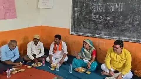 करकेली विकासखंड के ग्राम मोहिनी में आयोजित जिला स्तरीय अस्पृश्यता निवारणार्थ सद्भावना शिविर एवं सहभोज कार्यक्रम में विधायक बाँधवगढ़ श्री शिव नारायण सिंह अन्य अथितियों ने ग्रामीणों के साथ किया सहभोज
@cmmadhyapradesh
#jansamparkmp
@WelfareTribal
#उमरिया
#umaria