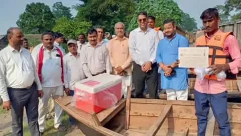 कैसरगंज: घाघरा घाट स्थित डाक बंगले में 10 मछुआरों को मिली नाव, स्वरोजगार को मिलेगा बढ़ावा