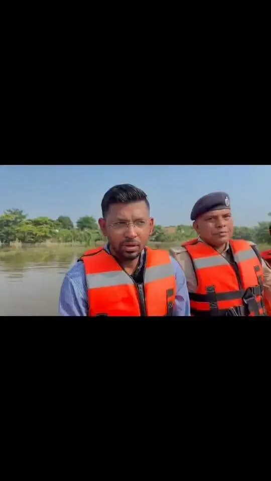 साहेबगंज प्रखंड अंतर्गत माधोपुर हजारी गांव में जिला पदाधिकारी श्री कुमार गौरव के द्वारा राहत सामग्री का वितरण किया गया। मीडिया कर्मी से बात करते हुए जिलाधिकारी
#CMSamrat
#samratchoudhary
CMO Bihar
Information & Public Relations Department, Government of Bihar
Disaster Management Department Govt. of Bihar
