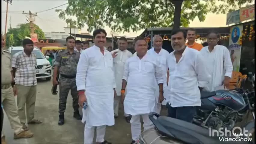 परसा: पूर्व विधायक छोटेलाल राय ने परसा चौक पर लिया बाढ़ का जायजा
