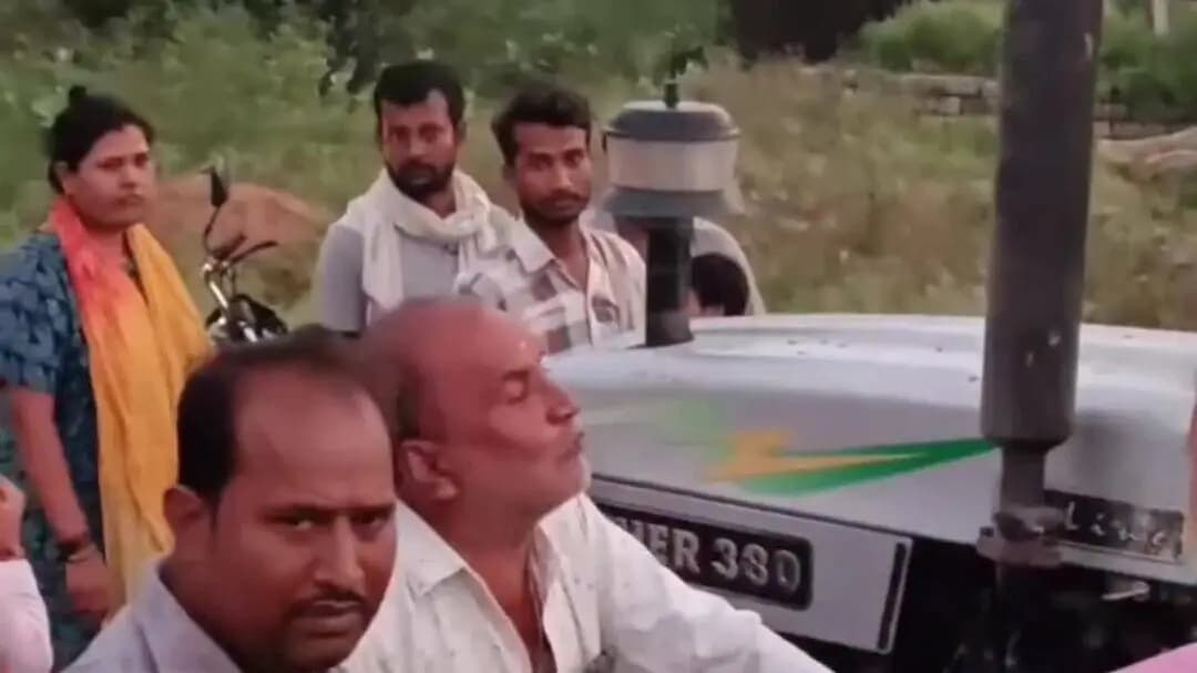 अजयगढ़: बृहस्पति बाजार में बालू से भरे ट्रैक्टर ने रोकी रफ्तार सड़क पर लगा जाम चालक और राहगीरों में तीखी बहस।