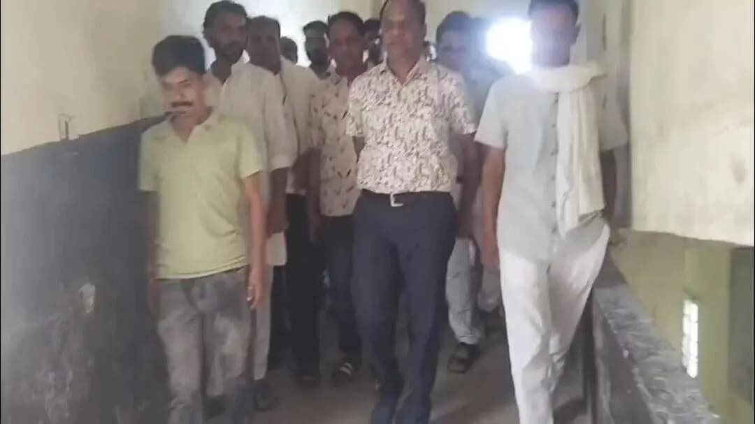 केशोरायपाटन: कापरेन में कांग्रेस नेताओं ने सामुदायिक स्वास्थ्य केंद्र का निरीक्षण किया, मरीजों की सुविधाओं का लिया जायजा