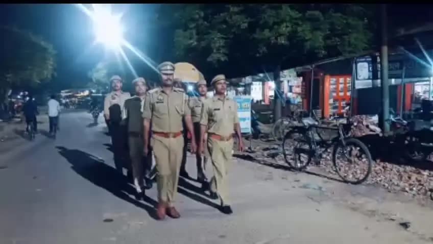 नौतनवा: सोनौली में पुलिस ने किया पैदल गश्त, संदिग्ध व्यक्तियों और वाहनों की सघन चेकिंग