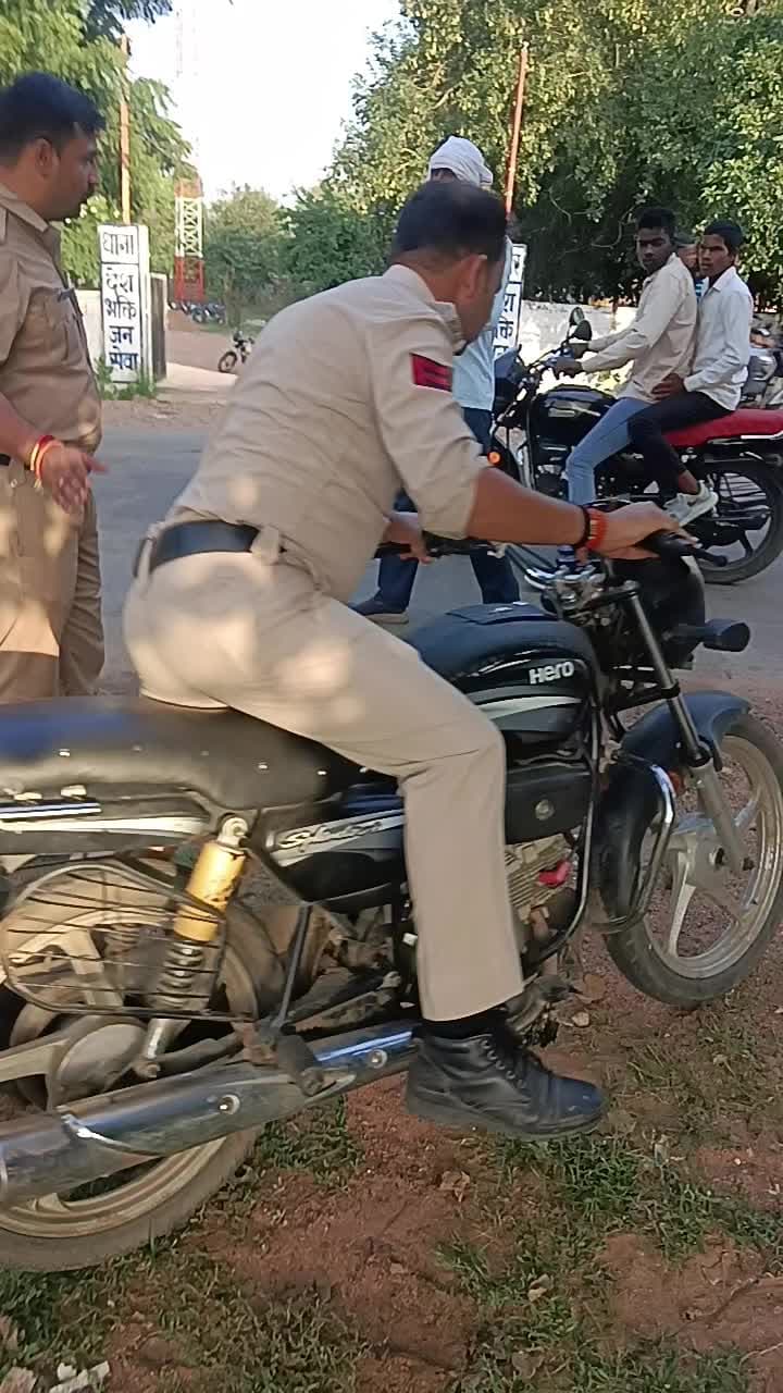 नरवर थाने पर पुलिस कर रही है जबरदस्ती से व्यवहार छोटी बच्ची को भी परेशान कर रही है पेसो के चक्कर में उनको कोचिंग के लिये