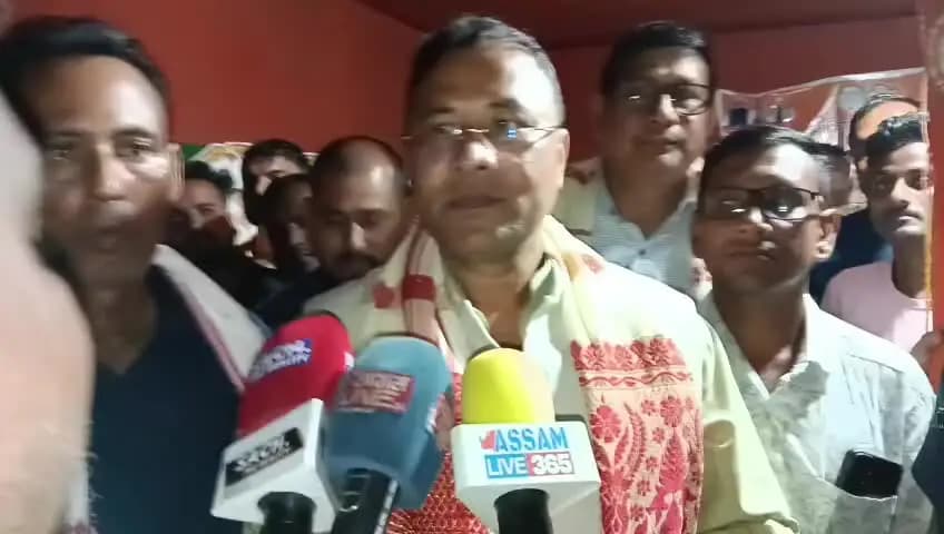 নগাঁও: ৰূপহীহাটৰ ভূৰবন্ধাত মন্ত্ৰী বিমল বৰাৰ নিৰ্বাচনী প্ৰচাৰ