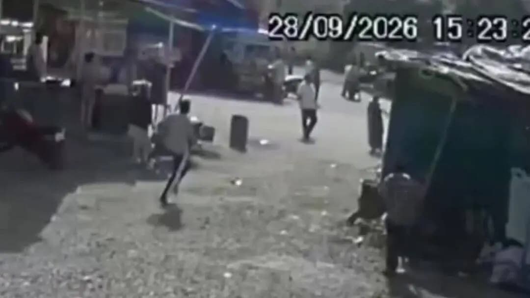 खंडवा: खंडवा बस स्टैंड पर खूनी संघर्ष का CCTV आया सामने! किशन गुप्ता पर टूट पड़े कई लोग, हाथों में चाकू-तलवार लिए दिखे हमलावर