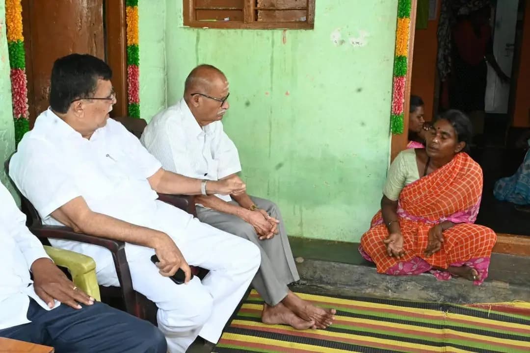 ಮಧುಗಿರಿ: ಕಸಾಪುರ ಸಿಂಹಾದ್ರಿ ಹತ್ಯೆ ಪ್ರಕರಣ: ಕುಟುಂಬಕ್ಕೆ ಸಾಂತ್ವನ ಹೇಳಿದ ಶಾಸಕ ಕೆ.ಎನ್. ರಾಜಣ್ಣ