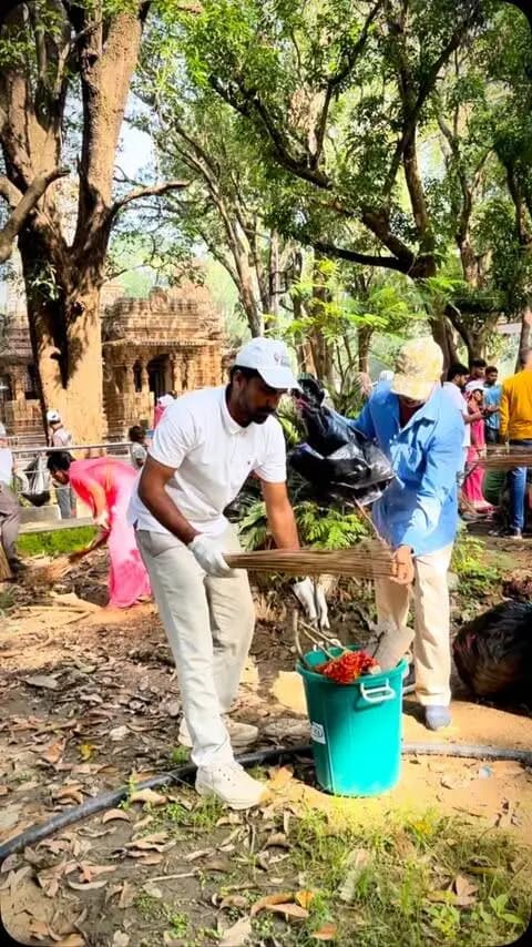 सेवा संकल्प अभियान के अंतर्गत राष्ट्रपिता महात्मा गांधी एवं पूर्व प्रधानमंत्री स्वर्गीय लाल बहादुर शास्त्री जी की जयंती पर भोरमदेव मंदिर परिसर में ‘स्वच्छता ही सेवा’ के तहत जनप्रतिनिधियों, अधिकारियों-कर्मचारियों एवं ग्रामीणों ने श्रमदान किया।
श्रमदान के माध्यम से मंदिर परिसर, तालाब, पार्किंग एवं आसपास के क्षेत्रों की सफाई कर स्वच्छता एवं जनभागीदारी का संदेश दिया गया।
#SevaSankalpAbhiyan #SwachhataHiSeva #Shramdaan #SwachhKawardha #Bhoramdev Kawardha