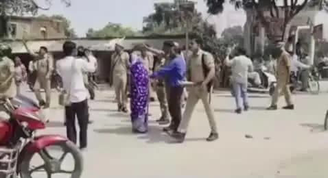 जौनपुर: दुराचार्य के आरोपियों की गिरफ्तारी न होने पर ग्रामीणों ने दूसरे दिन भी किया चक्का जाम, पुलिस ने किया लाठी चार्ज