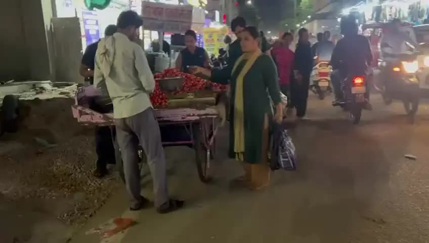 सर्वानंद बाजार से हटवाये फल सब्जी के ठेले अतिक्रमण से सिकुड़ता बाजार प्रशासन आया हरकत में,फल सब्जी लगाने वाले लोगों को द