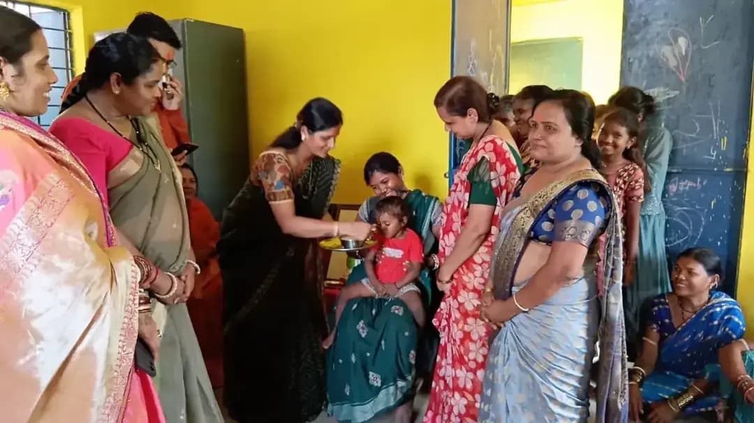 आंगनमिलन उत्सव से पोषण और मातृ-शिशु स्वास्थ्य का संदेश
सेवा संकल्प अभियान के तहत आंगनबाड़ी केंद्र करचिया में आंगनमिलन उत्सव का आयोजन किया गया। कार्यक्रम में जिला पंचायत अध्यक्ष श्री गौरीशंकर कश्यप एवं जिला पंचायत सदस्य श्रीमती नेहा सिंघल की मुख्य आतिथ्य में अन्नप्राशन एवं गोदभराई कार्यक्रम संपन्न हुआ।
इस अवसर पर आंगनबाड़ी कार्यकर्ता, सहायिका एवं मितानिनों का सम्मान किया गया तथा उपस्थितजनों ने पोषण शपथ लेकर बच्चों एवं माताओं के पोषण, स्वास्थ्य और संतुलित आहार के प्रति जागरूकता का संदेश दिया।
#सेवा_संकल्प_अभियान #आंगनमिलन_उत्सव #पोषण_अभियान #पोषण_शपथ #gariyaband