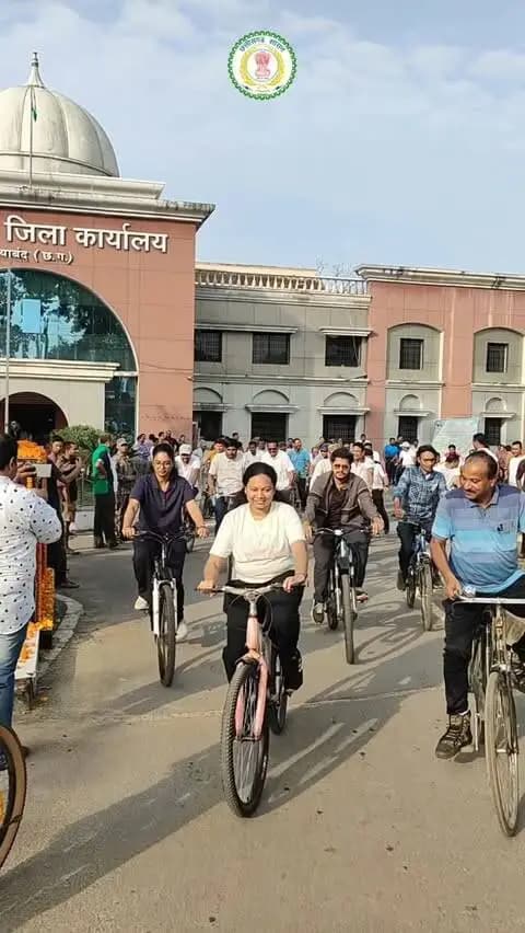 🚴 सेवा संकल्प अभियान के तहत साइकिल रैली
गांधी जयंती के अवसर पर कलेक्टोरेट गरियाबंद से ग्राम जोबा तक लगभग 20 किलोमीटर की साइकिल रैली आयोजित की गई। कलेक्टर श्री रणबीर शर्मा सहित जिला स्तरीय अधिकारी-कर्मचारी, जनप्रतिनिधि, मीडिया प्रतिनिधि एवं नागरिकों ने उत्साहपूर्वक सहभागिता निभाई।
वन क्षेत्र से गुजरते प्राकृतिक एवं सुरम्य मार्ग पर आयोजित रैली के माध्यम से स्वास्थ्य, फिटनेस, अनुशासन, पर्यावरण संरक्षण और जनभागीदारी का संदेश दिया गया। रैली में उत्कृष्ट प्रदर्शन करने वाले महिला एवं पुरुष वर्ग के प्रतिभागियों को सम्मानित भी किया गया।
#सेवा_संकल्प_अभियान #गांधी_जयंती #साइकिल_रैली #स्वस्थ_भारत #जनभागीदारी