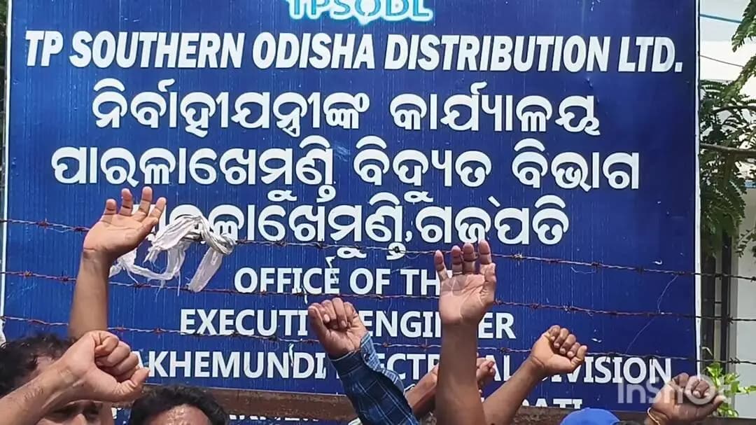 ପାରଳାଖେମୁଣ୍ଡି: ଠିକା ବିଦ୍ୟୁତ କର୍ମଚାରୀଙ୍କ ଛଟେଇକୁ ନେଇ ବିକ୍ଷୋଭ