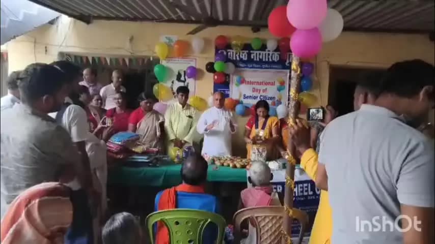 नवादा: वृद्धाश्रम से अन्य स्थानों तक पहुंची मदद, महिलाओं ने बांटे फल और कपड़े, पूर्व केंद्रीय मंत्री आरपी सिंह भी हुए शामिल