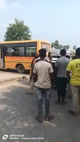 अभी-अभी वारसलीगंज ओवर ब्रिज के पास तेल से भरा टैंकर पलट गया है