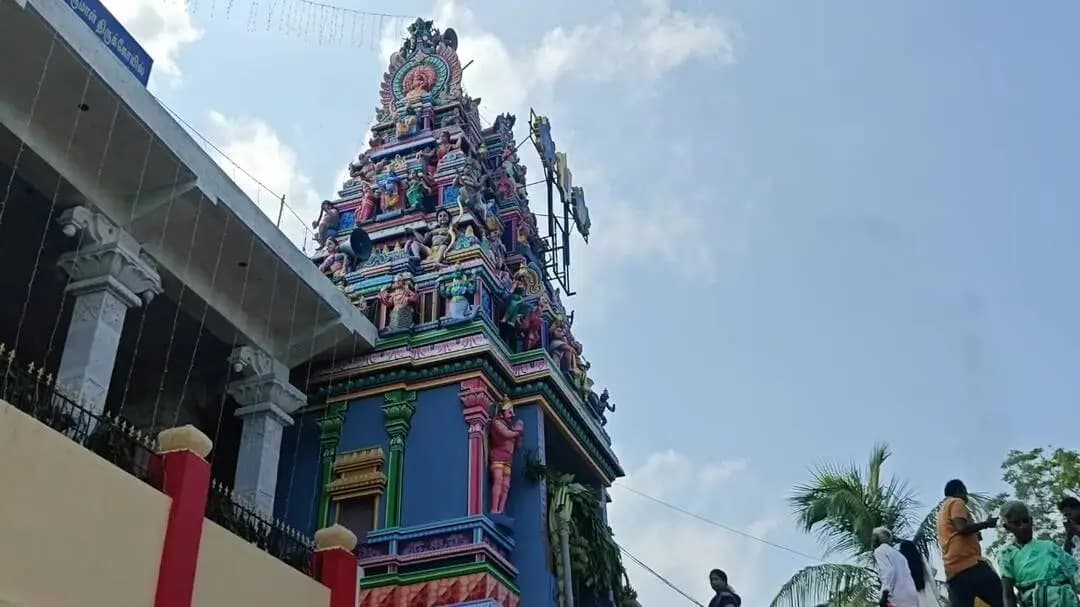 குடியாத்தம்: வேலூர்: புரட்டாசி 3-வது சனிக்கிழமை - மீனூர் மலை பெருமாள் கோயிலில் குவிந்த பக்தர்கள்!