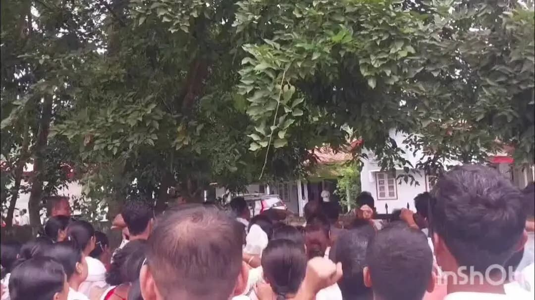 ধেমাজি: চিচিবৰগাঁও সম জিলা কাৰ্য্যালয় চিচিবৰগাঁৱতে স্হাপন কৰিবলৈ দাবী জনাই প্ৰতিবাদ ৰাইজৰ,