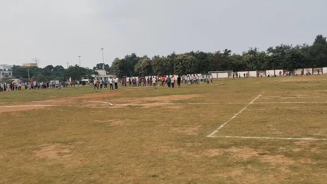 चतरा जवाहर लाल नेहरू स्टेडियम में गया टू रांची की फुटबॉल मैच की ओपनिंग चतरा स्टेडियम में