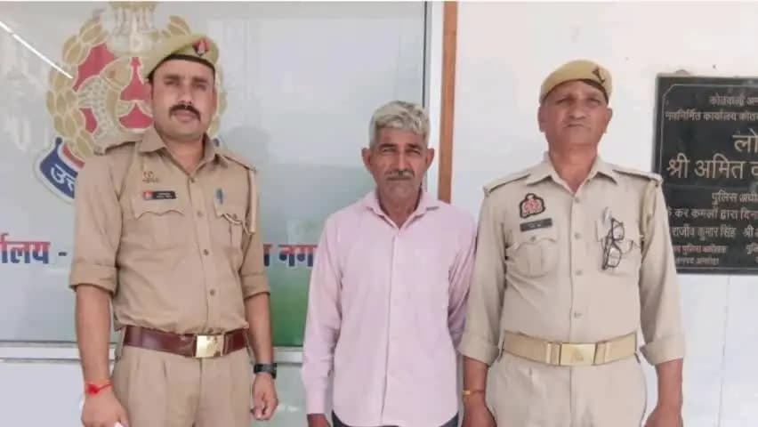 अमरोहा: अमरोहा नगर कोतवाली पुलिस ने धोखाधड़ी के मामले में फरार अभियुक्त को किया गिरफ्तार