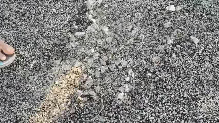 हसनपुर: ग्रामीणों ने ठेकेदार पर मानक के अनुरूप सड़क में निर्माण सामग्री न लगाने का आरोप लगाया