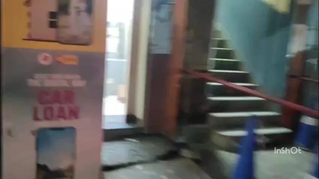 डॉ. अंबेडकर नगर: महु प्लाउडन रोड स्थित पीएनबी शाखा की ATM पासबुक मशीन बंद होने से ग्राहक परेशान