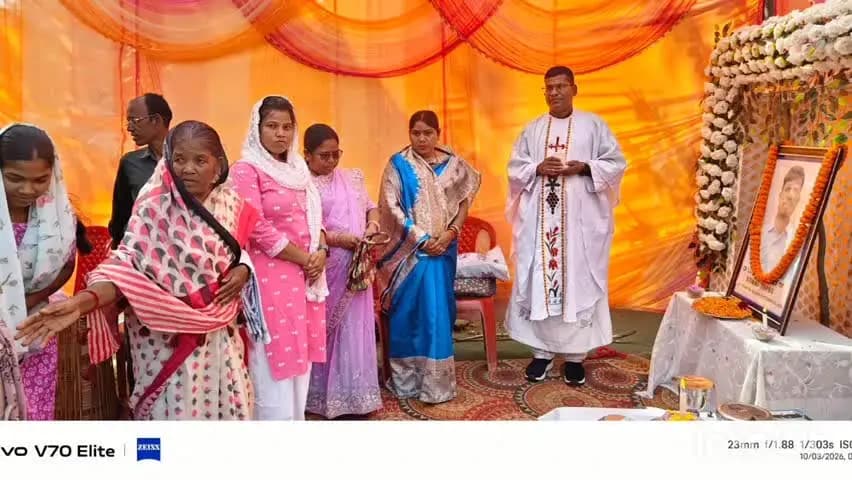 बरवाडीह: पूर्व खिलाड़ी सह शारीरिक शिक्षक कोमल टोपनो की प्रथम पुण्यतिथि पर हॉकी मैच का आयोजन बढ़निया ग्राम में हुआ