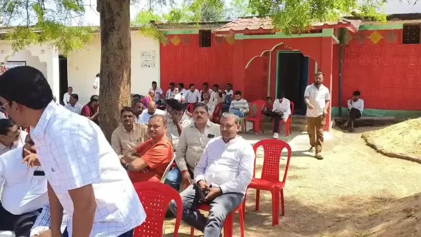 बोडला: कांग्रेस नेता तुकाराम चंद्रवंशी के घर के बाहर समाज के लोग और ठेकेदार जुटे, लगाए गंभीर आरोप