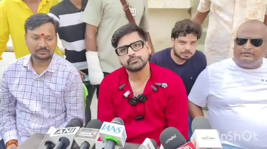 बड़हरा: भोजपुरी सुपरस्टार राकेश मिश्रा मौजमपुर मां सती कुँवारी मंदिर पहुंचे, पूजा-अर्चना के बाद कटाव को लेकर किया प्रेस वार्ता