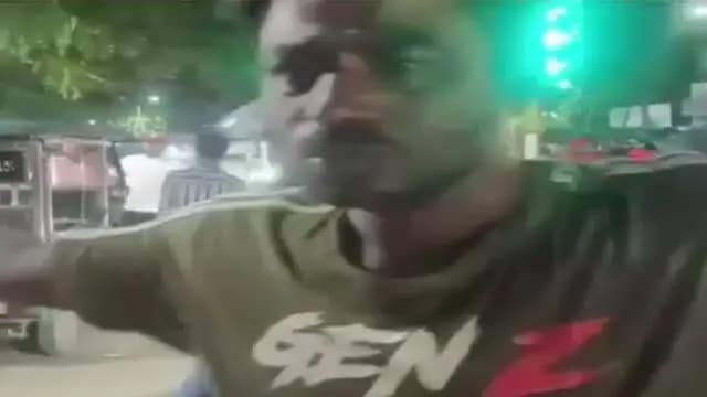 সোণাৰি: মই চেপনৰ ৰাহুল! শৃংখল চলিহাক মাতক, চিতু বৰুৱাক মাতক!” — ট্ৰেফিক আৰক্ষীয়ে ই-ৰিক্সা ৰখোৱাত পথৰ মাজতে ৰাহুলৰ হাইভল্টেজ লাই