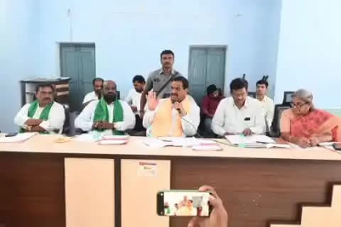 ఇబ్రహీంపట్నం: మంచాల మండల పరిషత్ కార్యాలయంలో ప్రభుత్వ పథకాలపై అధికారులతో సమీక్ష నిర్వహించిన ఎమ్మెల్యే మల్రెడ్డి రంగారెడ్డి