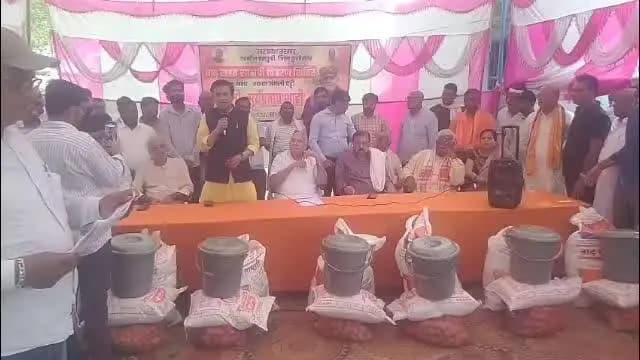 तमकुही राज: कृषि मंत्री ने बाढ़ प्रभावितों को बांटी राहत, बिना राशन कार्ड भी मिलेगा राशन, किसानों को बीज पर 50% अनुदान