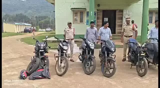 పాడేరు: మన్యంలో చోరీకి గురైన ద్విచక్ర వాహనాలను స్వాధీనం చేసుకున్న డుంబ్రిగూడ పోలీసులు: వివరాలను వెల్లడించిన DSP రాజసింహారెడ్డి