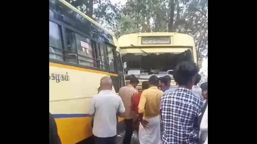 கூடலூர்: ஆரோட்டுபாறை மற்றும் பெரியசோலை பேருந்துகள் நேருக்கு நேர் மோதி விபத்து