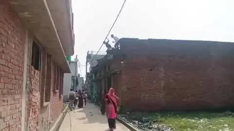 पीलीभीत: सुनगढ़ी थाना क्षेत्र में छत पर चढ़कर पतराव करते युवक का वीडियो सोशल मीडिया पर हुआ वायरल