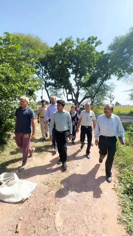 चारा विकास योजना से डेयरी व्यवसाय को मिली मजबूती 🐄🌾
मुख्यमंत्री जनविश्वाश अभियान अंतर्गत जीरन में जिला पंचायत सीईओ श्री अमन वैष्णव ने चारा विकास योजना के हितग्राही उमेश कुमार शर्मा की डेयरी व खेत का निरीक्षण किया।
वर्ष में करीब 6 बार चारा उत्पादन और लगभग 100 क्विंटल वार्षिक चारा उत्पादन हो रहा है। 19 गायों से प्रतिदिन करीब 100 लीटर दूध और लगभग ₹1.50 लाख मासिक आय प्राप्त हो रही है।
@cmmadhyapradesh
@jansamparkmp
@mp_husbandry
@minmpkrishi
#neemuch #नीमच #मुख्यमंत्री_जनविश्वाश_अभियान
