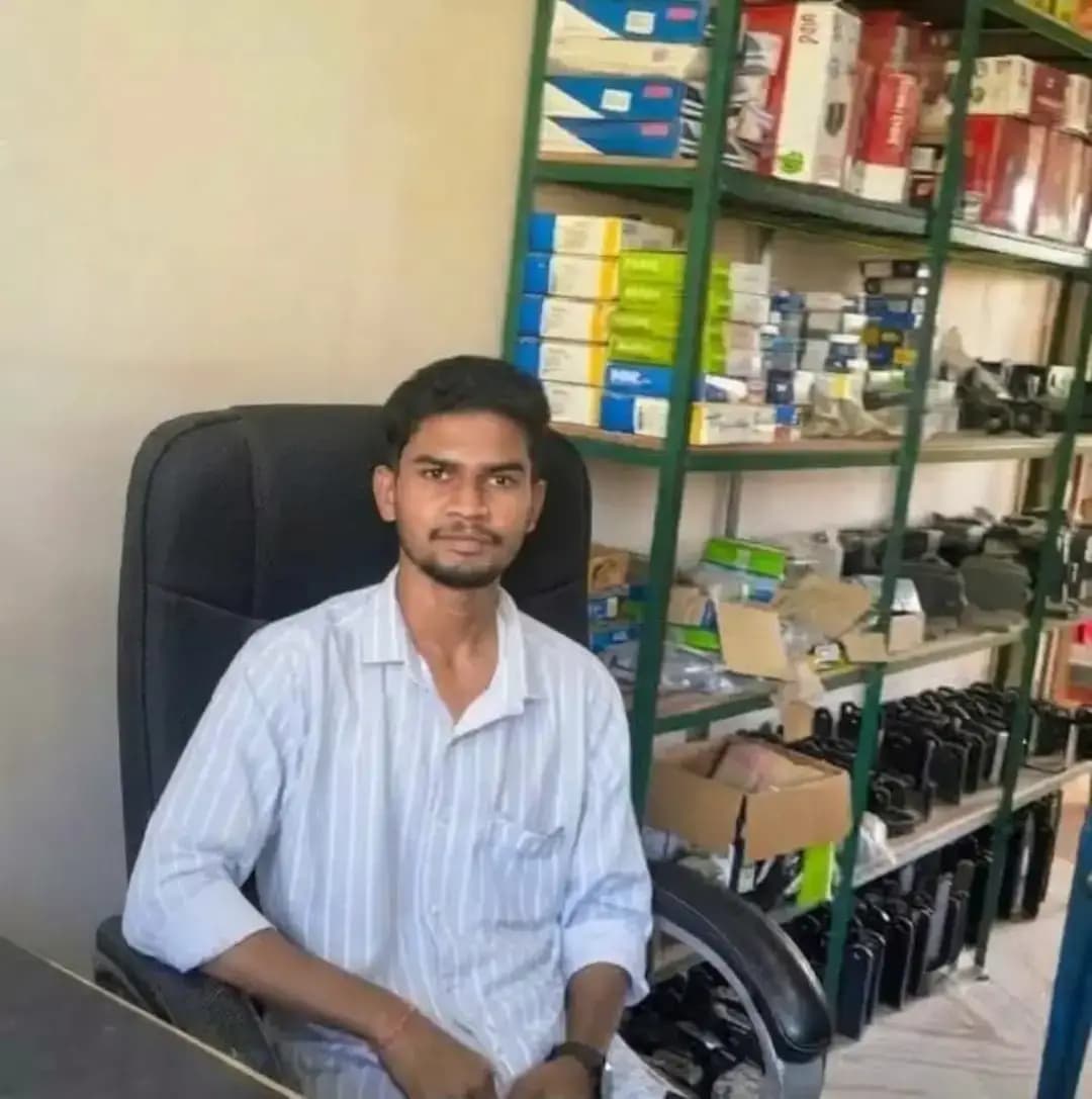 प्रधानमंत्री रोजगार सृजन कार्यक्रम (PMEGP) योजना से पुष्पराजगढ़ तहसील के ग्राम धीरू टोला निवासी अंकित अरुण जायसवाल को अपना व्यवसाय शुरू करने का अवसर मिला। योजना के अंतर्गत 15 लाख रुपये का ऋण प्राप्त कर उन्होंने मोटर पार्ट्स एवं वाहन रिपेयरिंग का व्यवसाय शुरू किया। व्यवसाय शुरू किए दो वर्ष हो चुके हैं और वर्तमान में उनका व्यवसाय अच्छी तरह संचालित हो रहा है। इससे परिवार की आर्थिक स्थिति में भी सुधार आया है।
अंकित बताते हैं कि वर्ष 2024 में उनकी पढ़ाई का अंतिम चरण चल रहा था। इसी दौरान राजेंद्रग्राम के करौंदी तिराहा के पास उनका नया घर भी तैयार हो रहा था। उनके पिता श्री अरुण कुमार जायसवाल ने उन्हें सलाह दी कि आगे की पढ़ाई और करियर की शुरुआत में अभी कुछ समय है, इसलिए इस दौरान कोई व्यवसाय शुरू किया जा सकता है। पिता की सलाह के बाद अंकित ने व्यवसाय शुरू करने के लिए पूंजी की व्यवस्था हेतु बैंक से संपर्क किया।
बैंक से उन्हें प्रधानमंत्री रोजगार सृजन कार्यक्रम योजना की जानकारी मिली। अंकित बताते हैं कि उनके घर के आसपास का क्षेत्र ट्रांसपोर्ट हब की तरह है, जहां भारी वाहनों की आवाजाही रहती है और वाहनों की रिपेयरिंग का काम भी बड़े स्तर पर होता है। उन्होंने इसी को ध्यान में रखते हुए मोटर पार्ट्स एवं वाहन रिपेयरिंग का व्यवसाय शुरू करने का निर्णय लिया। बैंक की प्रक्रिया पूरी होने के बाद योजना के अंतर्गत उन्हें 15 लाख रुपये का ऋण स्वीकृत हुआ और उन्होंने वर्ष 2024 में अपना व्यवसाय शुरू कर दिया।
अंकित बताते हैं कि व्यवसाय शुरू करने से पहले परिवार की आर्थिक स्थिति ठीक नहीं थी और परिवार की आवश्यकताओं को पूरा करने में कठिनाई होती थी। व्यवसाय शुरू होने के बाद आमदनी में सुधार हुआ और अब वे परिवार की जरूरतों को बेहतर तरीके से पूरा कर पा रहे हैं। बैंक ऋण की किश्तें भी वे नियमित रूप से समय पर जमा कर रहे हैं। अंकित प्रधानमंत्री रोजगार सृजन कार्यक्रम योजना से मिली सहायता के लिए प्रधानमंत्री श्री नरेन्द्र मोदी जी के प्रति हृदय से आभार व्यक्त करते हुए कहते हैं कि योजना के माध्यम से उन्हें अपना व्यवसाय शुरू करने और आत्मनिर्भर बनने का अवसर मिला।
<nis:link nis:type=tag nis:id=सेवा_संकल्प_अभियान nis:value=सेवा_संकल्प_अभियान nis:enabled=true nis:link/> <nis:link nis:type=tag nis:id=sevasankalpabhiyan nis:value=SevaSankalpAbhiyan nis:enabled=true nis:link/>
<nis:link nis:type=tag nis:id=anuppur nis:value=anuppur nis:enabled=true nis:link/>