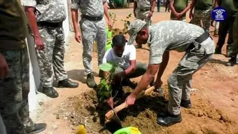 हरित महाराष्ट्रासाठी गडचिरोली पोलिसांचा ‘हरित संकल्प’!
“हरित महाराष्ट्र, समृद्ध महाराष्ट्र” या संकल्पनेला बळ देत गडचिरोली पोलीस दलाने पर्यावरण संवर्धनासाठी पुढाकार घेतला आहे.
महात्मा गांधी व लाल बहादूर शास्त्री जयंतीनिमित्त 02 ऑक्टोबर 2026 रोजी, पोलीस अधीक्षक श्री. एम. रमेश यांच्या मार्गदर्शनाखाली जिल्ह्यातील 70 पोलीस ठाणे, उपपोलीस ठाणे व पोलीस मदत केंद्रांच्या स्तरावर तब्बल 50 हजार वृक्ष लागवडीचा संकल्प करण्यात आला आहे.
आज लावलेलं प्रत्येक झाड…
उद्याच्या पिढीसाठी हिरवाईची अमूल्य भेट! 🌳
पर्यावरण संवर्धनासाठी एक पाऊल…
हरित गडचिरोली, समृद्ध महाराष्ट्र!
#GadchiroliPolice #HaritMaharashtra #SamruddhaMaharashtra #TreePlantation #GreenGadchiroli