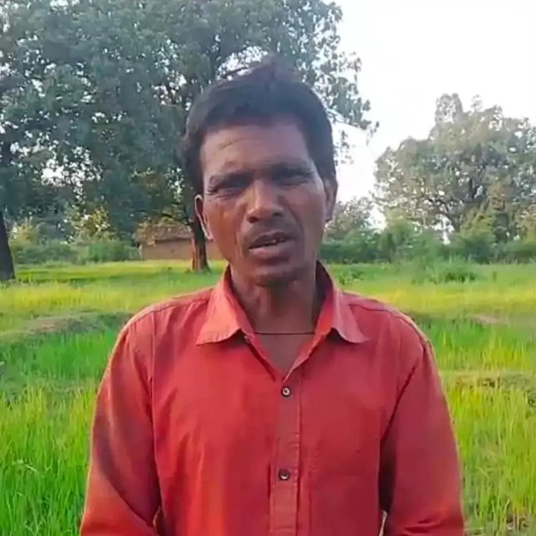 ☑️कहानी बदलाव की
वन भूमि अधिकार पत्र मिलने से बेदखली का डर हुआ समाप्त
बोधराम बैगा को मिली सहायता
☑️जिले के बिजौरी ग्राम के निवासी बोधराम बैगा को वन भूमि अधिकार पत्र मिलने से बेदखली का डर समाप्त हुआ और उन्हें शासन की विभिन्न योजनाओं का लाभ मिलने पर सामाजिक सुरक्षा का संबल भी प्राप्त हुआ। अनसूचित जन जाति वर्ग के बोधराम को वन भूमि अधिकार पत्र मिलने से बैंक के माध्यम से ऋण व व्यवसायिक लोन प्राप्त करने की पात्रता बन गई है। बोधराम को पीएम किसान सम्मान निधि भी प्राप्त हो रही है, उन्हें प्रधानमंत्री आवास के तहत पक्का मकान के साथ ही पीएम उज्जवला योजना का गैस कनेक्शन भी मिला है। बोधराम के मकान में पीएम सहज बिजली हर घर योजना के तहत विद्युत का कनेक्शन प्राप्त हो चुका है। उन्हे आयुष्मान कार्ड का लाभ भी प्राप्त हो रहा है तथा वह इन सब योजनाओं का लाभ पाकर खुशहाल जीवन जी रहे है। बोधलाल कहते है कि प्रधानमंत्री श्री नरेंद्र मोदी ने हम जैसे वनांचल के ग्रामीणों को सबकुछ दिया है और अब हम समाज में खुशहाल जीवन जी रहे है। वह भावुक ह्दय से प्रधानमंत्री श्री मोदी एवं मुख्यमंत्री डा मोहन यादव के प्रति कृतज्ञता के भाव व्यक्त करते है।
<nis:link nis:type=tag nis:id=सेवा_संकल्प_अभियान nis:value=सेवा_संकल्प_अभियान nis:enabled=true nis:link/> <nis:link nis:type=tag nis:id=sevasankalpabhiyan nis:value=SevaSankalpAbhiyan nis:enabled=true nis:link/> <nis:link nis:type=tag nis:id=ashirwadkadiya nis:value=AshirwadKaDiya nis:enabled=true nis:link/>