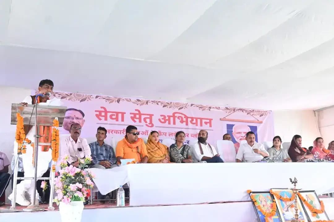 ग्राम कोसरंगी में सेवा सेतु शिविर का हुआ आयोजन... महासमुन्द विधायक श्री योगेश्वर राजू सिन्हा ने शिविर का शुभारंभ किया... इस दौरान विधायक श्री सिन्हा ने शिविर स्थल में लगे विभागीय स्टालों का निरीक्षण कर योजनाओं की प्रगति के बारे में जानकारी ली... साथ ही वहां मौजूद ग्रामीणों से चर्चा कर सरकार की योजनाओं के बारे में भी जाना... विधायक श्री योगेश्वर राजू सिन्हा ने शिविर में पीएम आवास, आयुष्मान भारत योजना समेत अन्य योजनाओं के हितग्राहियों को आवश्यक सामग्री का वितरण भी किया...
#sevasankalpabhiyan #JanSeva #सेवा_संकल्प_अभियान #sevasetuabhiyan #chhatttisgarh
