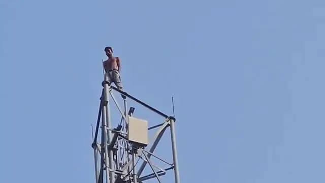 गढ़मुक्तेश्वर: पत्नी के मनाने के लिए मोबाइल टावर पर चढ़ा पति, पुलिस ने बचाया