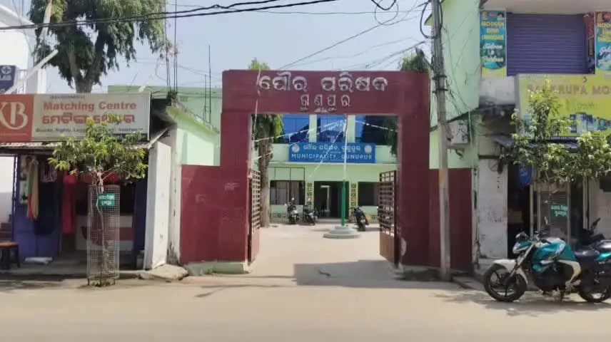 ଗୁଣୁପୁର: ଗୁଣପୁର ସହରରେ ବୁଲା କୁକୁର ଆତଙ୍କ,କୁକୁର କାମୁଡ଼ାରେ ୧୩ଜଣ ଆହତ, ମେଡିକାଲ୍ରେ ଭର୍ତ୍ତି