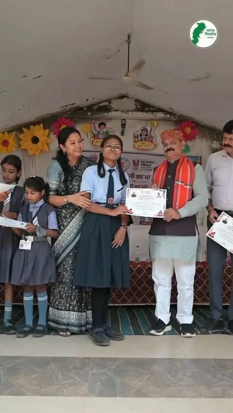 जिला स्तरीय पीएम श्री स्कूल सारंगढ़ में छात्र-छात्राओं के लिए चित्रकला एवं भाषण प्रतियोगिता का आयोजन किया गया। विद्यार्थियों ने अपनी प्रतिभा, रचनात्मकता और विचारों की प्रभावी अभिव्यक्ति से कार्यक्रम को खास बनाया।
#sarangarhdistrict
#chhattisgarh
#सेवा_संकल्प_अभियान
#SevaKe25Varsh
#SevaSankalpAbhiyan