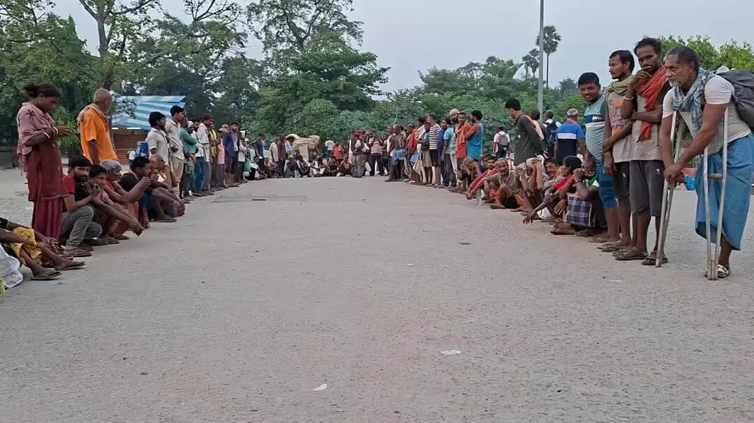 गरीब असहाय जरूरतमंद लोग भंडारा के इंतजार में