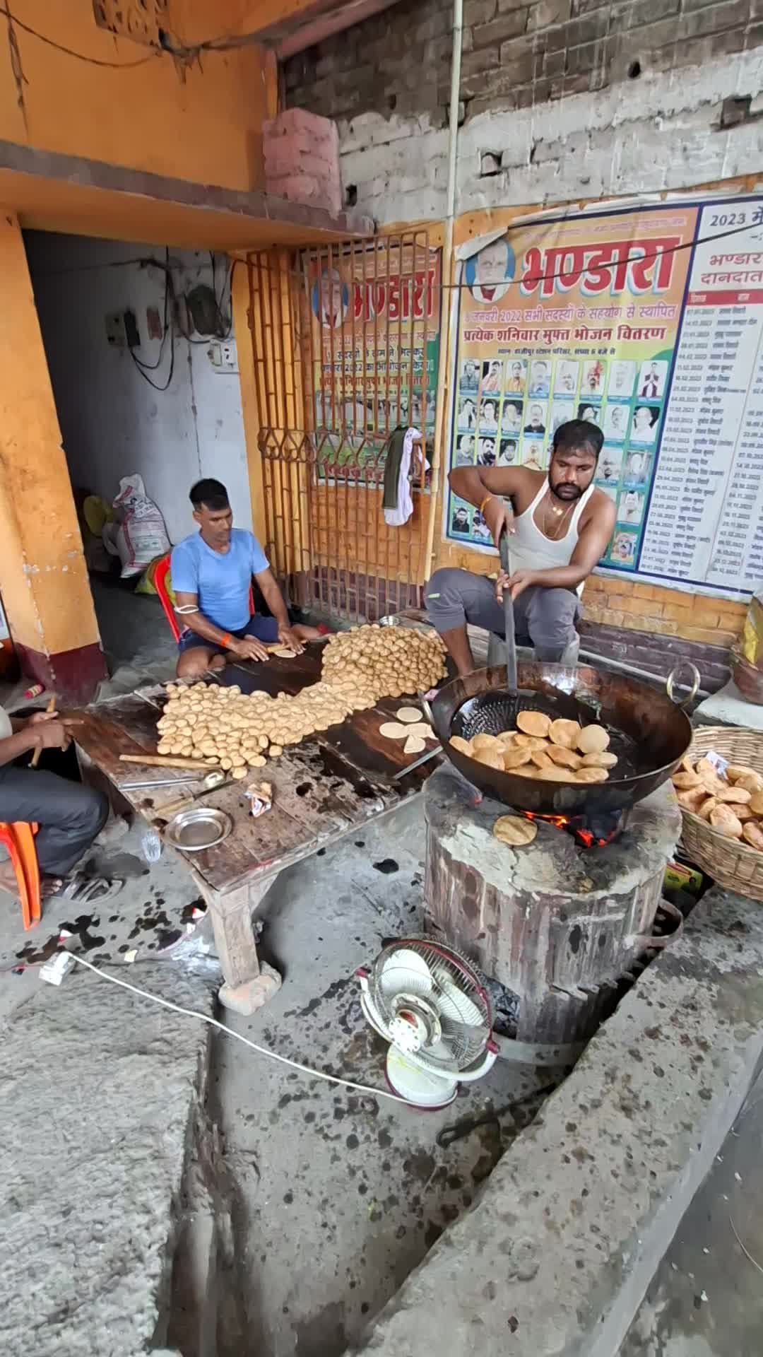 भंडारा का भोजन बनाते हुए