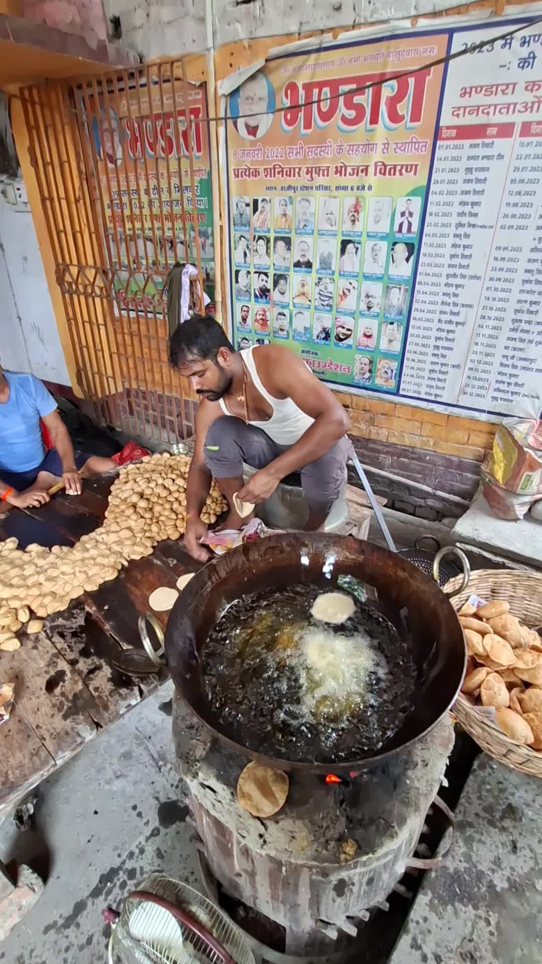लगभग 5 वर्षों से हाजीपुर स्टेशन परिसर में प्रत्येक शनिवार सैकड़ो जरूरतमंदों के लिए पूर्ण शुद्धता के साथ अपनी सेवाएं अर्प