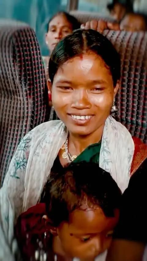 गांव-गांव तक बस सेवा, सुदूर अंचलों को मिली नई कनेक्टिविटी
सुरक्षित, सुलभ और नियमित यात्री परिवहन के उद्देश्य से शुरू हुई मुख्यमंत्री ग्रामीण बस योजना ने एक वर्ष में 850 गांवों तक अपनी पहुंच बनाई है। छत्तीसगढ़ के सुदूर अंचलों में रहने वाले नागरिकों को इस सुविधा से रोजगार, शिक्षा, स्वास्थ्य और जरूरी कार्यों के लिए आवागमन में सहूलियत मिल रही है।
#MukhyamantriGraminBusYojana #OneyearofMMGBY #मुख्यमंत्री_ग्रामीण_बस_योजना #SevaSankalpAbhiyan #Chhattisgarh SushasanSarkar