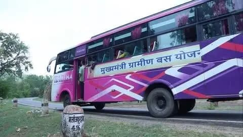 ग्रामीण बस सेवा से सुगम हुआ आवागमन, ग्रामीणों के चेहरे पर मुस्कान
सुश्री पूजा आंचला ने बताया कि पहले क्षेत्र में बस सेवा उपलब्ध नहीं थी, जिससे आने-जाने में काफी परेशानी होती थी। अब मुख्यमंत्री ग्रामीण बस योजना के तहत बस सेवा शुरू होने से आवागमन पहले की तुलना में काफी सुगम हो गया है।
उन्होंने ग्रामीणों को मिली इस सुविधा के लिए मुख्यमंत्री श्री विष्णुदेव साय का धन्यवाद व्यक्त किया।
बेहतर कनेक्टिविटी, आसान सफर और विकास की राह पर बढ़ते गांव।
#OneyearofMMGBY #MukhyamantriGraminBusYojana #RuralDevelopment #RuralConnectivity #GoodGovernance Chhattisgarh Sushasansarkar