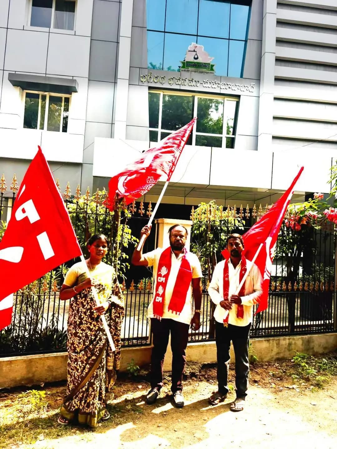 మహబూబాబాద్: మిషన్ భగీరథ కార్యాలయం ముందు సిపిఐ నిరసన